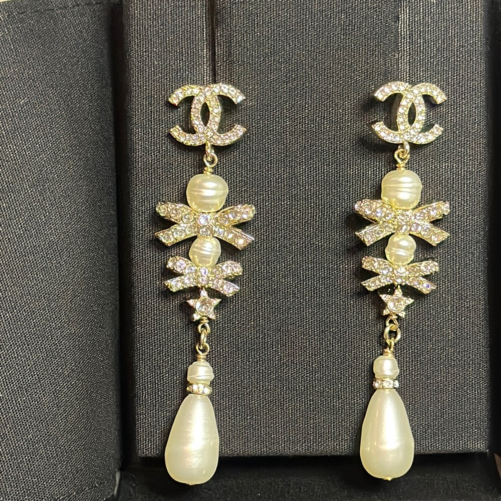 Chanel 2023 limited edition Drop Pearl Crystal earrings